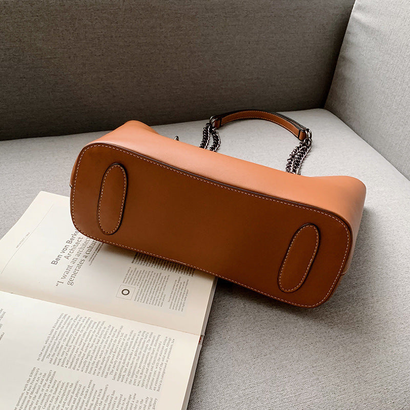 Large capacity shoulder bag - close-up detail