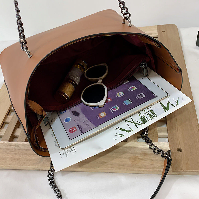 Large capacity shoulder bag - lifestyle